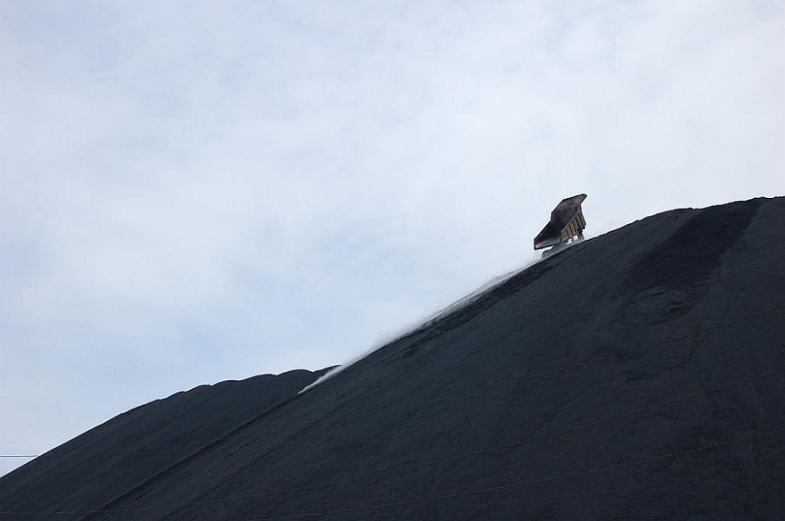 10. oben auf dem Berg.JPG - ...und ganz oben wird die noch warme Schlacke abgekippt, und...